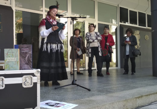 Lectura literaria na praza do Concello para celebrar o Día de Rosalía de Castro